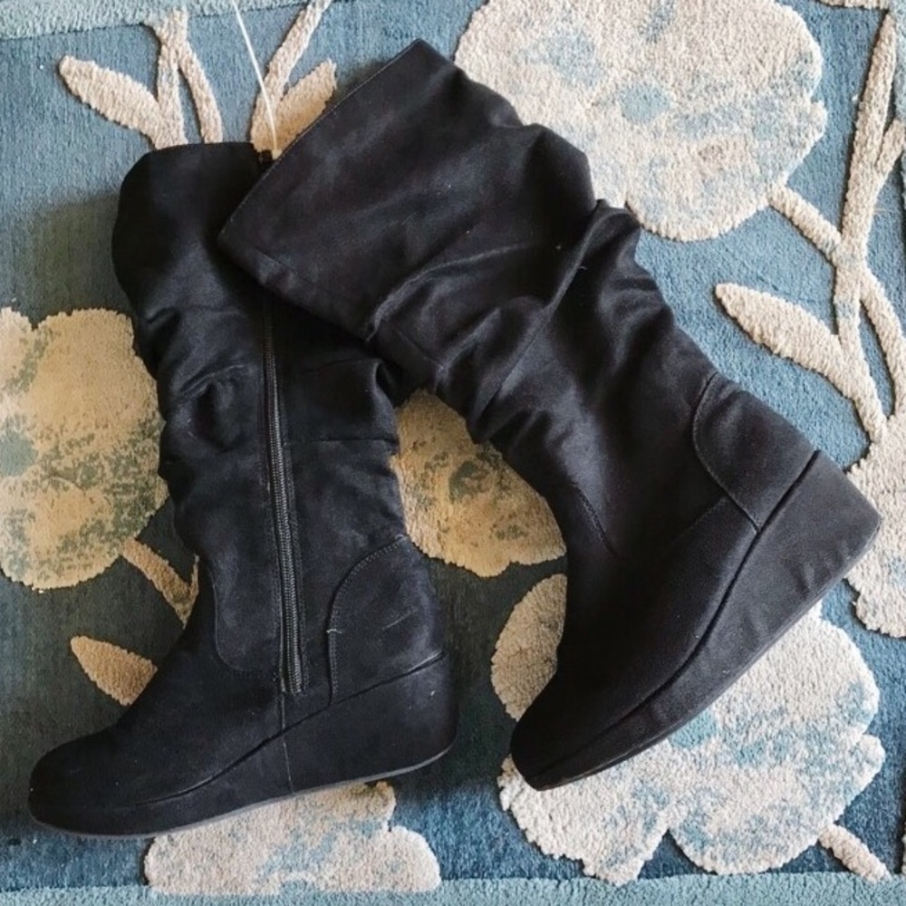 Brand New Black Suede Boots Size 6.